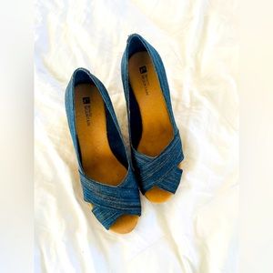 Size 8.5 white mountain wedges navy blue